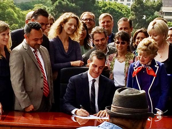 Mayor Eric Garcetti signed the new water directive Tuesday. (Veronica Quezada/ATVN)