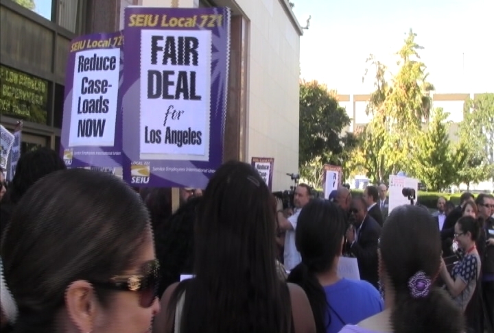 Social workers congregated downtown (Kate Flexter/ATVN)