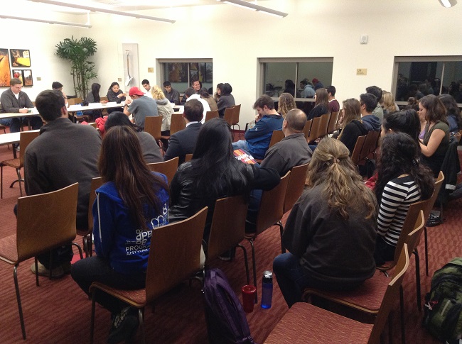 Students gather at Tuesday night's USG Senate meeting. (ATVN/Raquelle Ross)