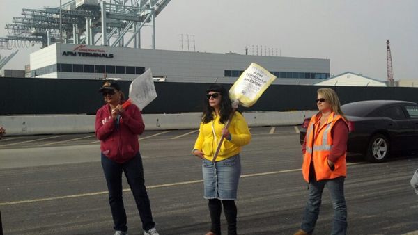 Strikers at The Port of Los Angeles (Tiffany Taylor/ATVN)