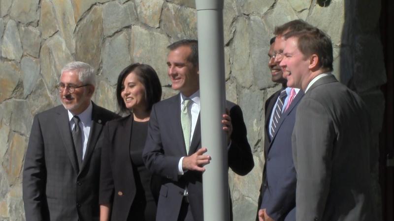 Mayor Garcetti admires LA's newest Light Pole (Kevin Walker/ Annenberg Media)