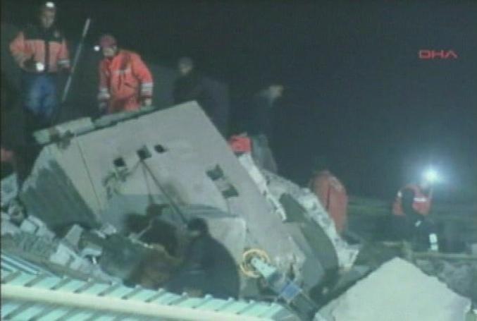 Rescuers search for people buried under a collapsed hotel. (ATVN)