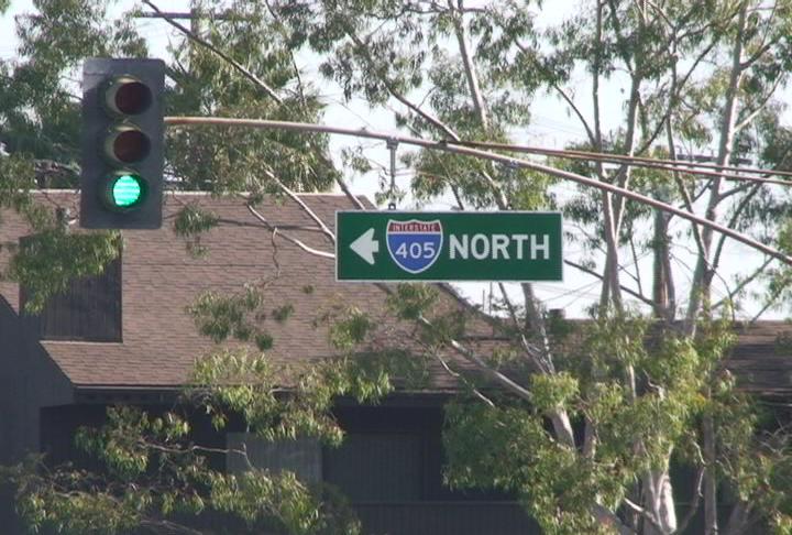 Metro officials point to 405 lanes as an alternate route (ATVN).