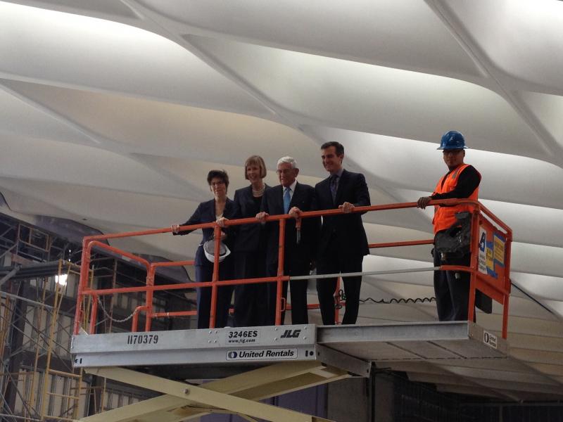 Mayor Eric Garcetti takes a tour of the new museum. (Shunqi Lin/ATVN)