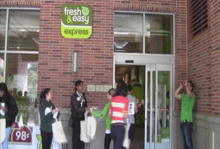 Students shop at the Fresh and Easy on Figueroa and Jefferson. (Photo by ATVN)