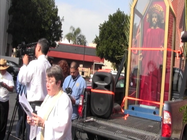 Bishop Suffragan of Los Angeles Diane Bruce leads supporters in prayer on Monday. (Tina Guiterrez/ATVN)