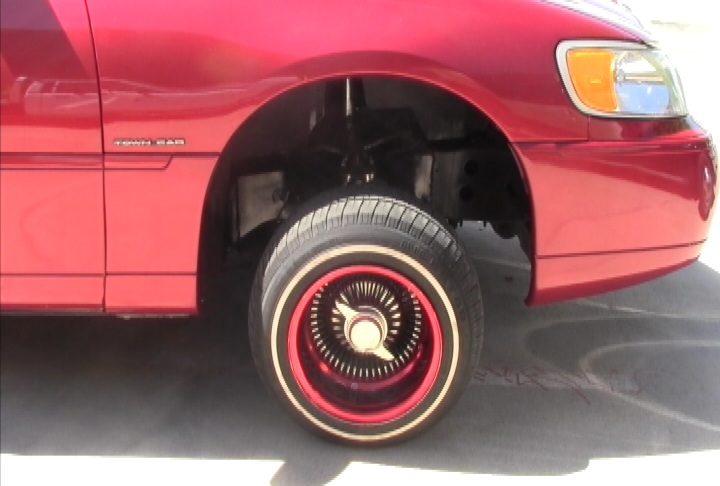 Hydraulic cars are customized to bounce up and down. (ATVN)