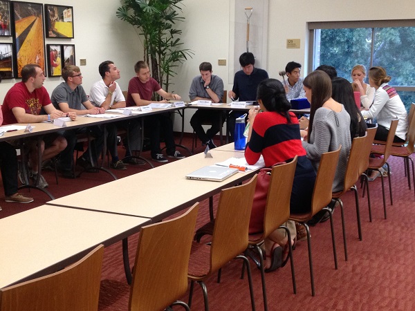 USG discusses USC's smoking policy.  (Raquelle Ross/ATVN)