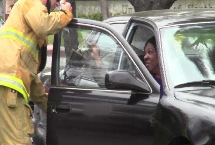 Drivers stopped their cars to help the firefighters raise money. (Photo by ATVN)