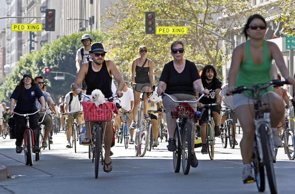 Drivers must stay 3 feet from bicyclists. (AP)