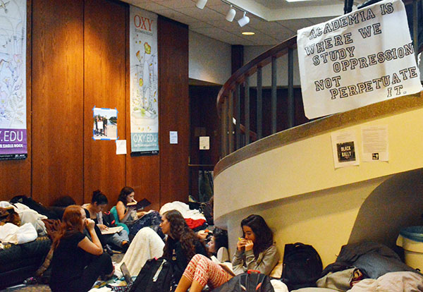 Students occupying the bottom floor of the  Arthur G. Coons Administration Building (Chole Marie Rivera/Annenberg Media)